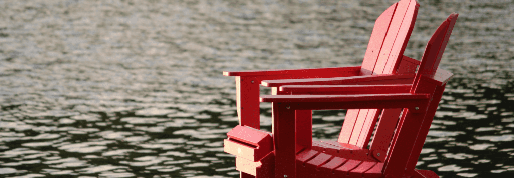 俄亥俄州会计师事务所，湖边或池塘边的红椅子